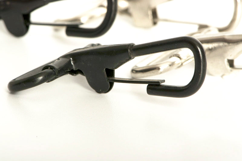 Bandola metálica fija con mosquetón de 35mm y pasa cinto de 50mm en acabado níquel, para mochilas, bolsas de dama, maletines y petacas. Bandola metálica fija con mosquetón de 35mm y pasa cinto de 50mm en acabado níquel, para mochilas, bolsas de dama, maletines y petacas.